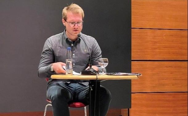 Lesung des Preisträgers Dennis Mizioch (Foto: Preis der Heidelberger Autor:innen) Preisträger Dennis Mizioch beim Lesen seiner prämierten Kurzprosa im Rahmen der Preisverleihung 2022.