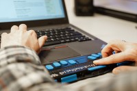 Laptop für Menschen mit Sehbehinderung (Foto: Michael Arriens)