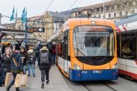 Eine Bahn steht an einer Haltestelle mit sehr vielen Menschen (Foto: Rothe)