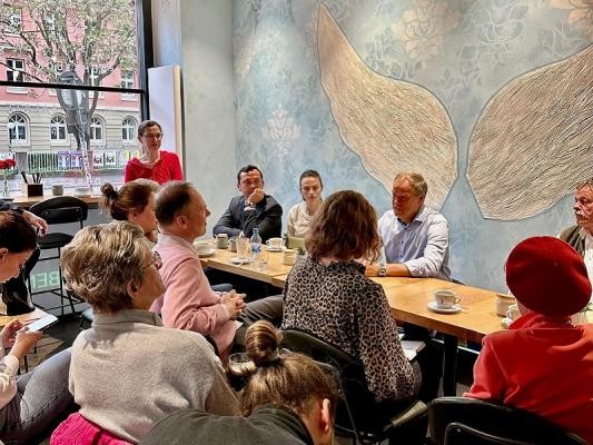 Espresso mit Eckart Würzner im "Baumhaus" in Bergheim (Foto: Stadt Heidelberg) Espresso mit Eckart Würzner im "Baumhaus" in Bergheim.