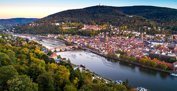 Luftbild der Altstadt mit Alter Brücke und Neckar in herbstlichen Farben (Foto: Dittmer)