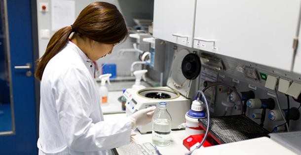Städte-Test: Heidelberg hat beste Zukunfts-Chancen (Foto: Dittmer) Eine junge Frau mit schwarzen Haaren und weißem Kittel steht an einem Tisch und hat eine Pipette in der Hand (Foto: Dittmer)