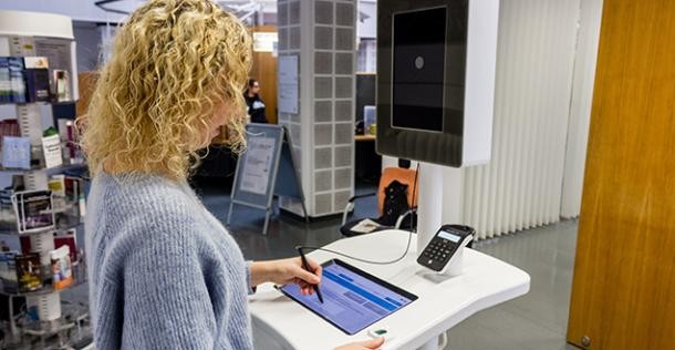 Test des neuen Selbstbedienungsterminal im Bürgeramt Mitte. (Foto: Stadt Heidelberg)