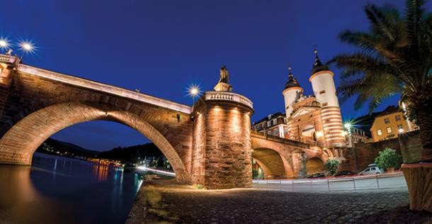 Gemeinde·rat beschließt Haus·halt für die Jahre 2019 und 2020 (Foto: Heidelberg Marketing/ Schwerdt) Nachtaufnahme von der Alten Brücke und vom Brückentor mit Beleuchtung (Foto: Heidelberg Marketing/ Schwerdt)