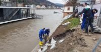 Sie bauen nah am Wasser: Arbeiter sicherten die Böschung mit Sandsäcken. Die eigentliche Baustelle zwischen der Böschung und der Schiffsanlegestelle war Mitte Januar 2019 „Land unter“. (Foto: Stadt Heidelberg)