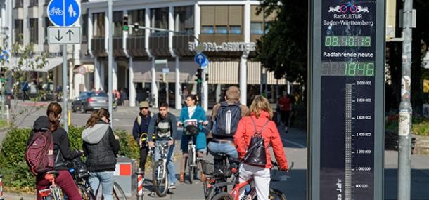 Radfahrer an einer Fahrradzählanlage