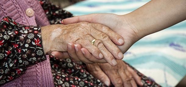Ein Senior beim Spielen mit einem Kind (Foto: Dittmer) Ein Senior beim Spielen mit einem Kind (Foto: Dittmer)
