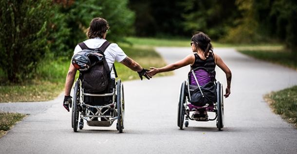 Der Beirat von Menschen mit Behinderungen: jetzt bewerben! (Foto: Farys/ www.gesellschaftsbilder.de/) Zwei Personen im Rollstuhl halten sich an der Hand (Foto: Farys/ www.gesellschaftsbilder.de/)