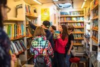 Kinder suchen sich im Bücher-Bus Bücher aus (Foto: Dittmer)