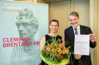 Bürgermeister Dr. Joachim Gerner überreicht Gianna Molinari die Urkunde zum Brentano-Preis. (Foto: Rothe)