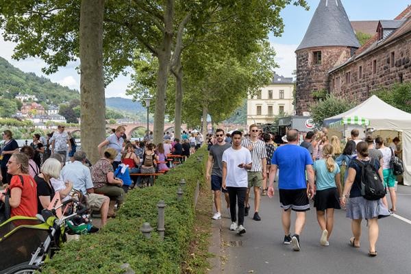 Gemütlich am Neckar - die B 37 war an diesem Wochenende für Autos gesperrt.