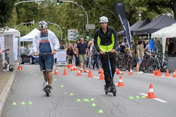 Fahrsicherheitstraining mit den E-Tretrollern.