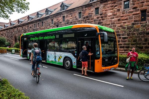 Ganz im Zeichen der E-Mobilität - der Heidelberger E-Bus wird vorgestellt.
