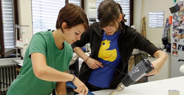 Raumausstatterinnen bei der Arbeit (Stadt Heidelberg) Zwei junge Frauen an der Werkbank
