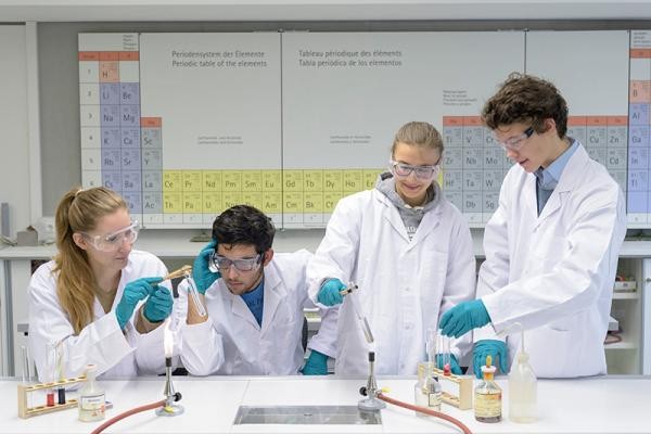 Vier Schüler beim Chemie-Experiment (Foto: Rothe) Vier Schüler beim Chemie-Experiment