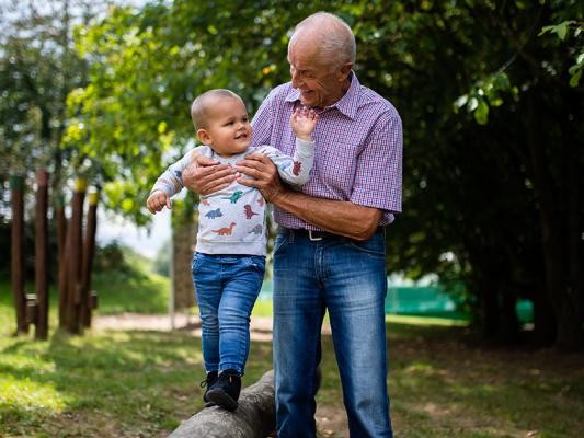 Ein Senior beim Spielen mit einem kleinen Kind (Foto: Dittmer) Ein Senior beim Spielen mit einem kleinen Kind