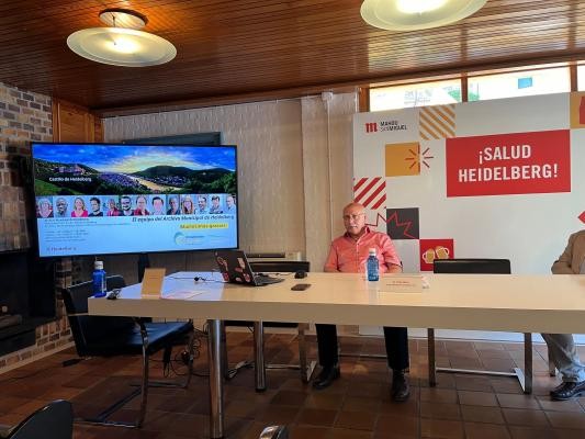 Unternehmensarchive: Zwischen History Marketing, Dauerarchivierung und kulturellem Erbe‘ - so lautete der Vortrag von Archivdirektor Dr. Peter Blum Unternehmensarchive: Zwischen History Marketing, Dauerarchivierung und kulturellem Erbe‘ - so lautete der Vortrag von Archivdirektor Dr. Peter Blum