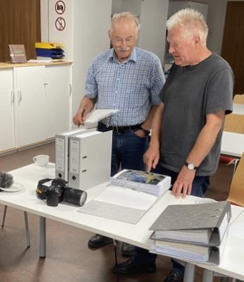 Dr. Hans-Jürgen Kotzur (rechts im Bild) übergibt seine Sammlung zum Werk des Malers Rainer Motz gen. Munke an das Stadtarchiv Heidelberg. Hier im Gespräch mit einem ersten Interessenten. 