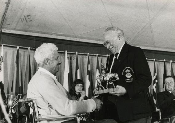 Ludwig Guttmann überreicht eine Medaille (Foto: Stadtarchiv Heidelberg)