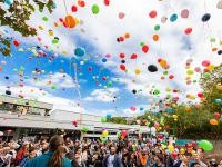 Ein Zeichen für Solidarität und ein friedliches Miteinander: Mehr als 1.000 Kinder und Erwachsene ließen am 17. September Luftballons vor der Emmertsgrund-Grundschule in den Himmel steigen. (Foto: Dittmer) Ein Zeichen für Solidarität und ein friedliches Miteinander: Mehr als 1.000 Kinder und Erwachsene ließen am 17. September Luftballons vor der Emmertsgrund-Grundschule in den Himmel steigen. (Foto: Dittmer)