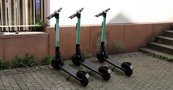 Parkende E-Tretroller (Foto: Stadt Heidelberg) 