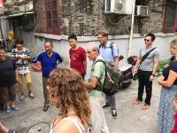 Die Exkursionsgruppe, in der Mitte Dr. Steven Less, auf Spurensuche im ehemaligen Jüdischen Ghetto