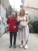 Freundliche Begegnung mit einer heutigen Bewohnerin des einstigen Ghettos (Foto: Stadtarchiv Heidelberg)