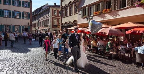 Hochzeitspaar auf dem Marktplatz (Foto: Diemer) Hochzeitspaar auf dem Marktplatz (Foto: Diemer)
