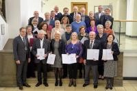 Die Geehrten posieren zusammen mit Oberbürgermeister Eckart Würzner und zeigen ihre Bürgerplakette vor (Foto: Rothe)