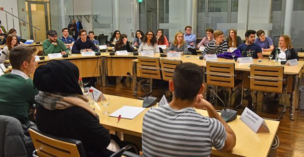 Jugendliche diskutieren angeregt im Jugendgemeinderat. (Foto: Dorn)