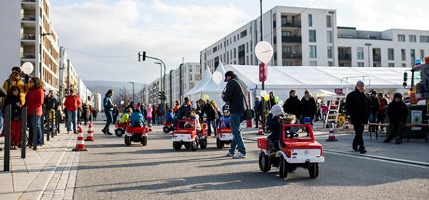 Bürgerfest Kinder fahren auf kleinen Feuerwehrautos
