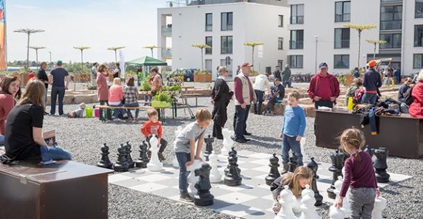 Viele Kinder und Erwachsene auf einem Platz (Foto: Buck)