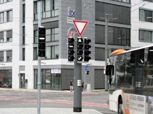 Ein ÖPNV-Signal an einem Ampelmast