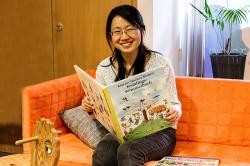 Wunschberuf gefunden: Nach einem Orientierungspraktikum in einer Kita beginnt die BIWAQ-Teilnehmerin Ying Zhang im September eine Ausbildung zur Erzieherin. (Foto: Stadt Heidelberg)