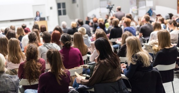 Menschen in Vorlesungsraum (Foto: Shutterstock, ID:1061719172)