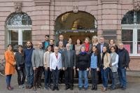 Expertinnen und Experten des Arbeitskreis „Präventiv gegen Diskriminierung, Extremismus und Hassgewalt“ vor dem Rathaus. (Foto: Rothe)