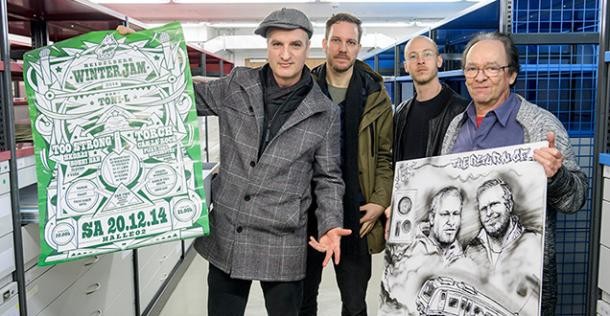 Historischer Moment für das geplante Heidelberger Hip-Hop-Archiv: Rapper Toni-L erläuterte im Stadtarchiv ausgewählte Archivalien. Im Bild (v.l.): Rapper Toni-L, die beiden Hip-Hop-Experten Bryan Vit und Andreas Margara, die das Hip-Hop-Archiv beratend begleiten, sowie Berndt Güntzel-Lingner vom Stadtarchiv, der die Archivalien in den kommenden Monaten sichten und digital erfassen wird.