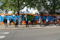 Erster Bürgermeister Jürgen Odszuck mit Mitgliedern des Quartiersmanagements vor der "Wand der Solidarität im Hasenleiser" (Foto: Stadt Heidelberg)