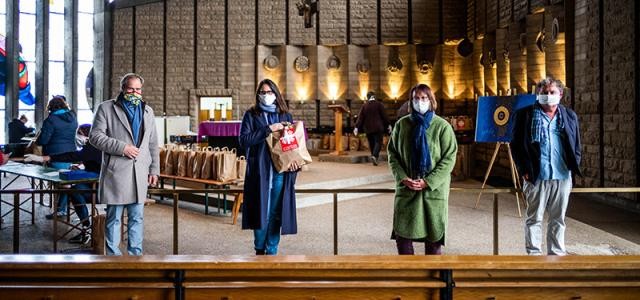 Oberbürgermeister Dr. Eckart Würzner, Dr. Susanna Re, Birgit Grün und Michael Deimann stehen vor der Lebensmittelausgabe in der Kirche St. Michael (Foto: Dittmer)