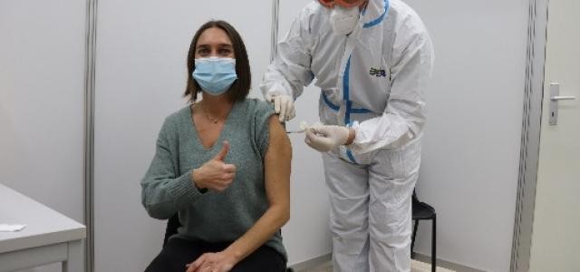 Frau wird im Zentralen Impfzentrum geimpft.