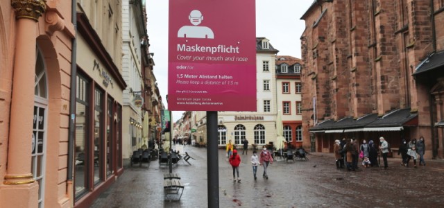 Ein Maskenpflicht-Schild in der Heidelberger Altstadt mit angepasster Aufschrift.