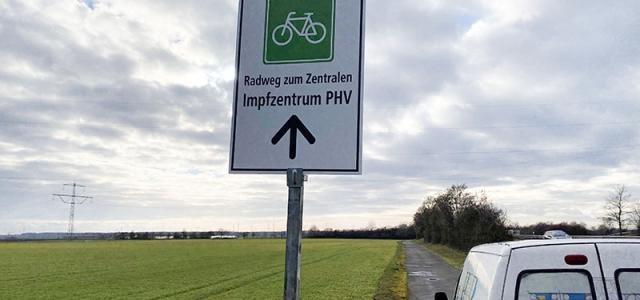 Wer mit dem Fahrrad zum Zentralen Impfzentrum (ZIZ) auf dem Gelände des Patrick-Henry-Village möchte, kann nun der Radweg-Ausschilderung folgen.