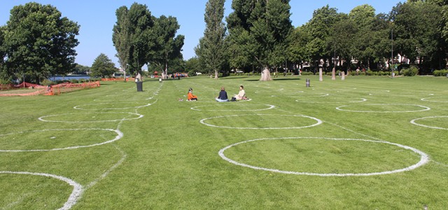 Kreise auf der Neckarwiese helfen den Bürgern beim Abstandhalten