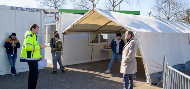 Besuch von OB Würzner bei den Aufbauarbeiten eines neuen Abstrichzentrums am Kirchheimer Messplatz. (Foto: Rothe)