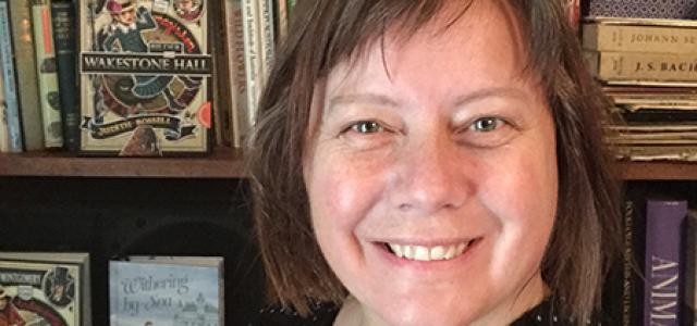 Die australische Autorin Judith Rossell vor einem Bücherregal