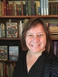 Die australische Autorin Judith Rossell vor einem Bücherregal