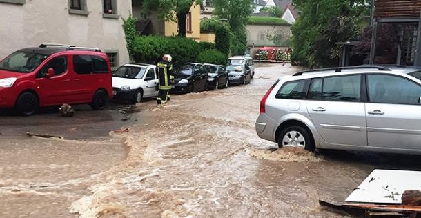 Durch Starkregen überflutete Straße in Handschuhsheim