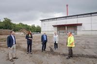 Bürgermeister Wolfgang Erichson (3.v.l.) und seine Mannheimer Kollegin Felicitas Kubala (4.v.l.) besuchten das Kompostwerk in Heidelberg-Wieblingen. (Foto: Rothe)