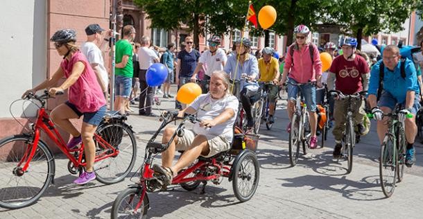 Eine Gruppe Radfahrer radelt durch die Stadt.