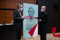 Der Preisträger Levin Westermann nimmt Corona-konform mit Atemschutzmaske den Clemens-Brentano-Preis von Bürgermeister Dr. Joachim Gerner entgegen.